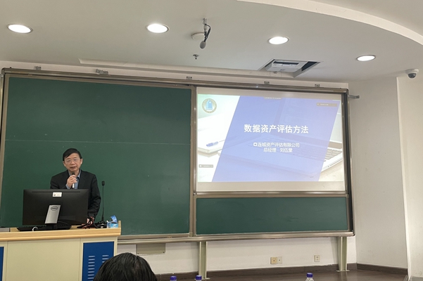 图6-1 刘伍堂经理作主题报告.jpg